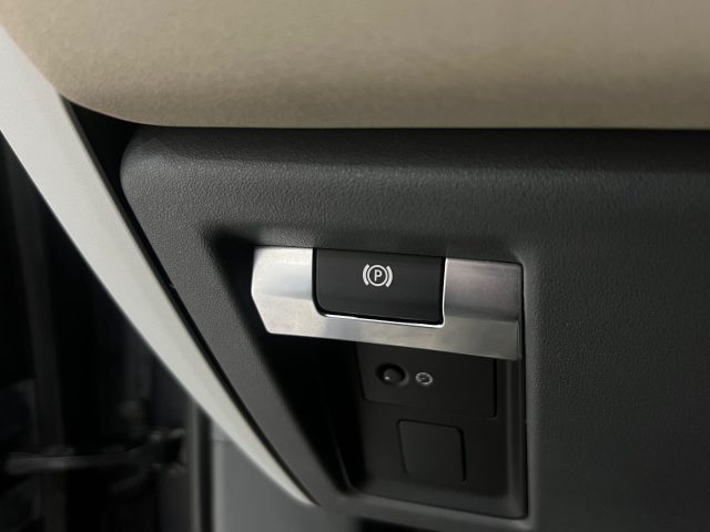 LAND ROVER Defender usata, con Lettore CD