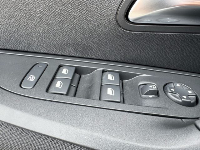 PEUGEOT 2008 usata, con Controllo automatico clima