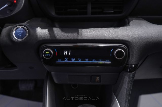 TOYOTA Yaris usata, con Fari LED