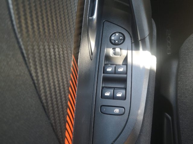 PEUGEOT 2008 usata, con Sistema di navigazione