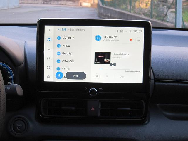 TOYOTA Yaris usata, con Telecamera per parcheggio assistito