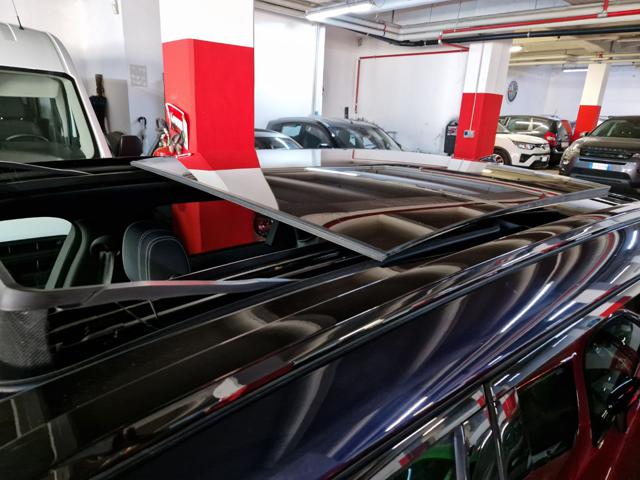 LAND ROVER Range Rover Velar usata, con Leve al volante