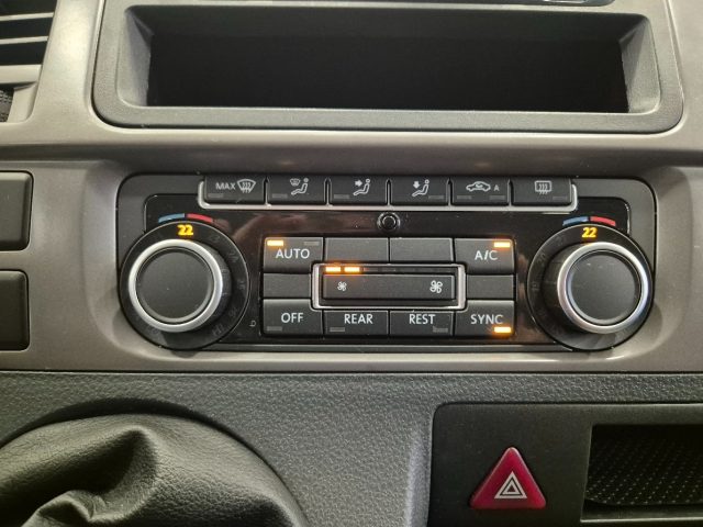 VOLKSWAGEN Caravelle usata, con Porta scorrevole