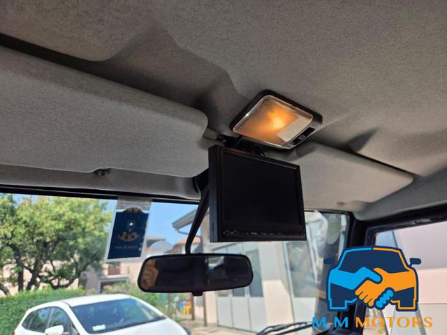 LAND ROVER Defender usata, con USB