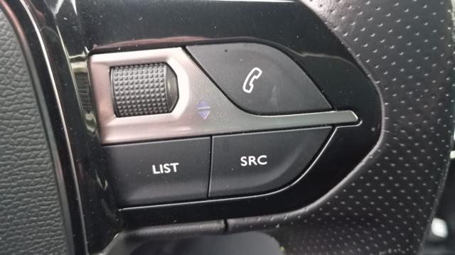 PEUGEOT 2008 usata, con Volante multifunzione