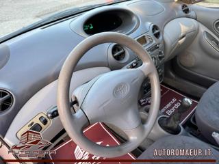 TOYOTA Yaris usata 11