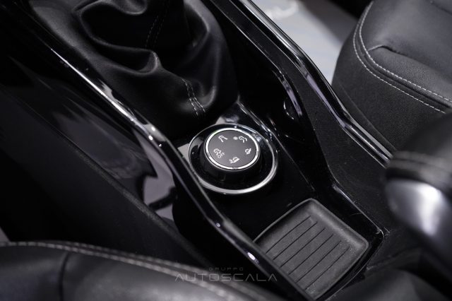 PEUGEOT 2008 usata, con Volante in pelle