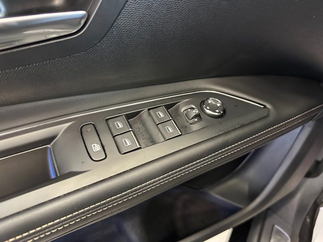 PEUGEOT 5008 usata, con Airbag testa