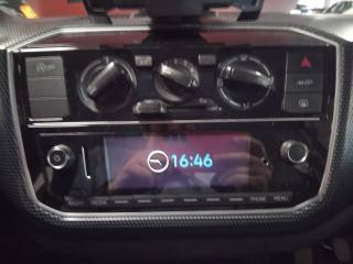 VOLKSWAGEN up! usata, con Autoradio digitale