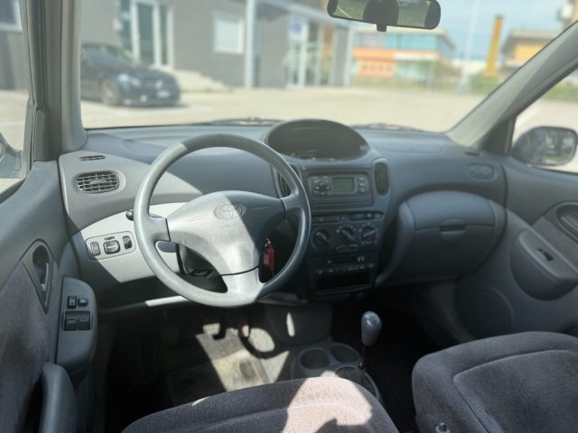 TOYOTA Yaris usata 16