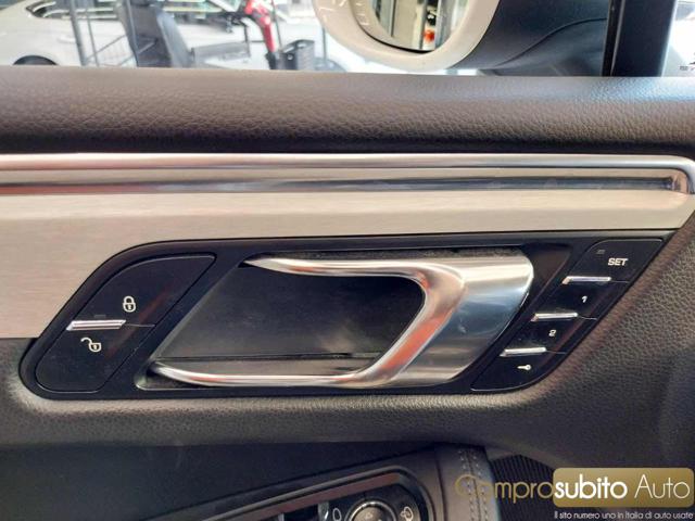 PORSCHE Macan usata 36