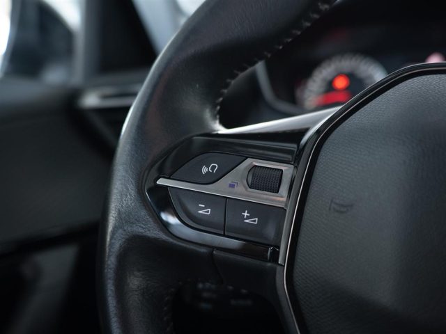 PEUGEOT 2008 usata, con Leve al volante