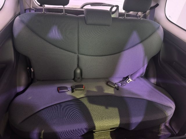 TOYOTA Yaris usata 12