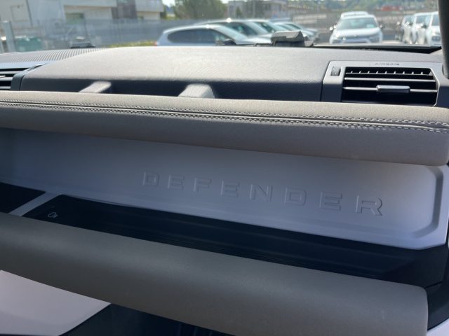 LAND ROVER Defender usata, con Autoradio digitale
