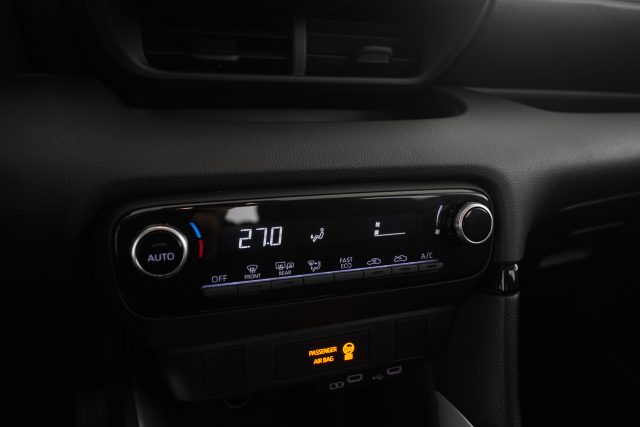 TOYOTA Yaris usata 8