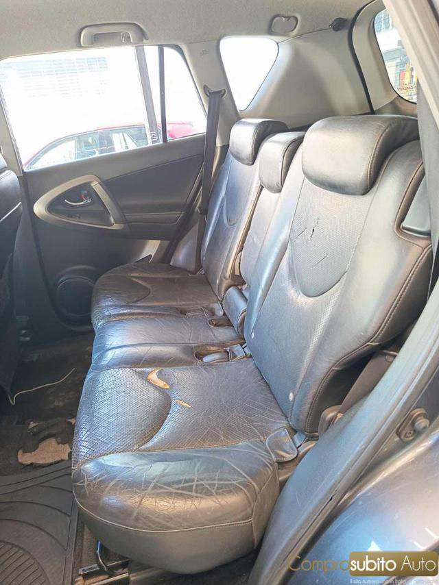 TOYOTA RAV 4 MY23 usata, con Sedile posteriore sdoppiato
