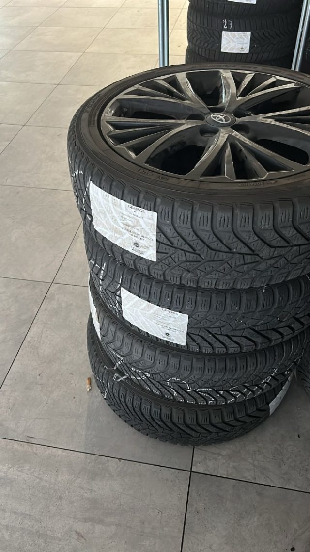 TOYOTA Yaris usata, con Sedile posteriore sdoppiato