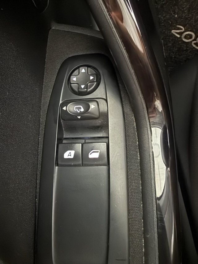 PEUGEOT 208 usata 10