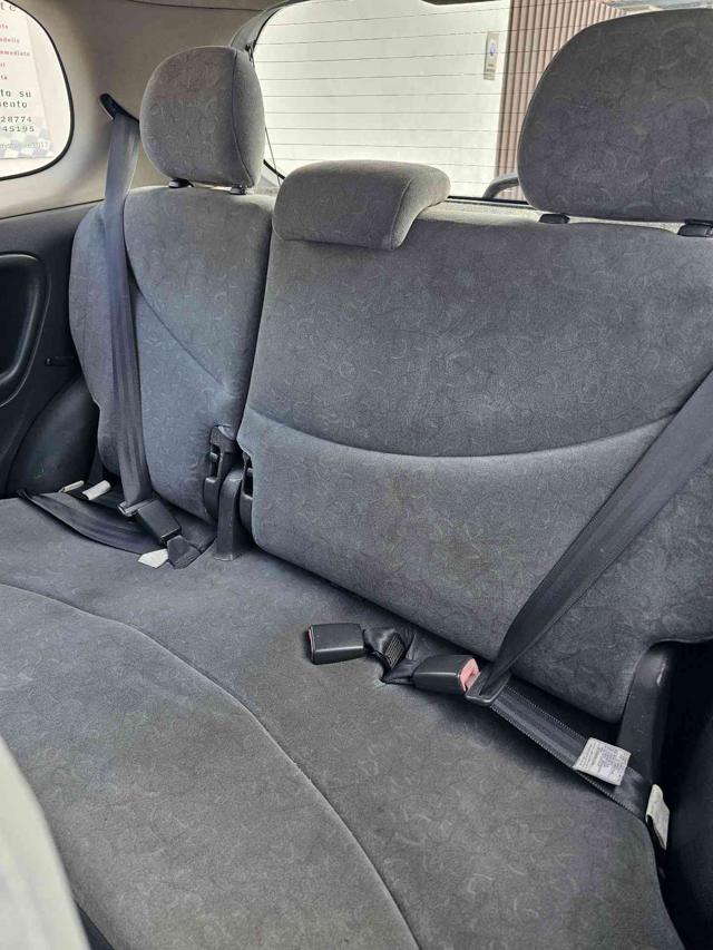 TOYOTA Yaris usata 10