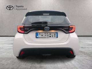 TOYOTA Yaris usata, con Fari LED