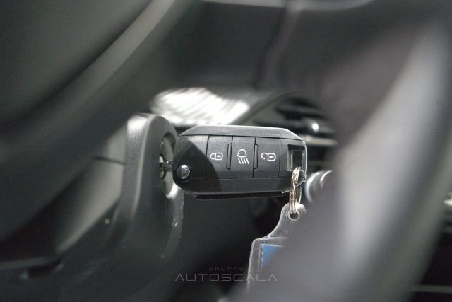 PEUGEOT 2008 usata, con USB