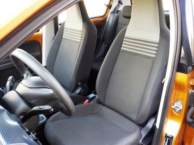 VOLKSWAGEN up! usata 26