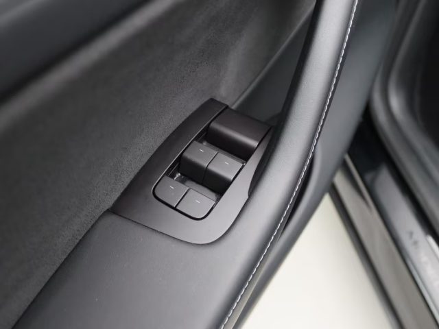 TESLA Model Y usata, con Sedile posteriore sdoppiato