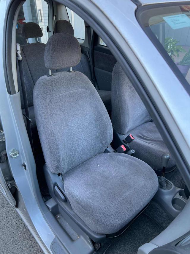 TOYOTA Yaris usata 11