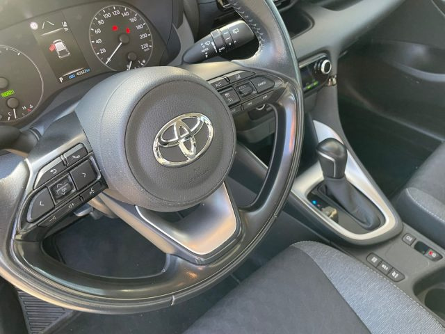 TOYOTA Yaris usata, con Fari LED
