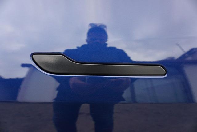 TESLA Model Y usata, con Fari direzionali