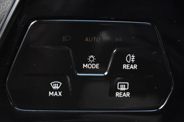 VOLKSWAGEN Golf usata, con USB