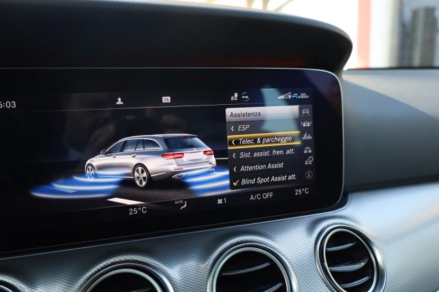 MERCEDES-BENZ E 220 usata, con Fari LED