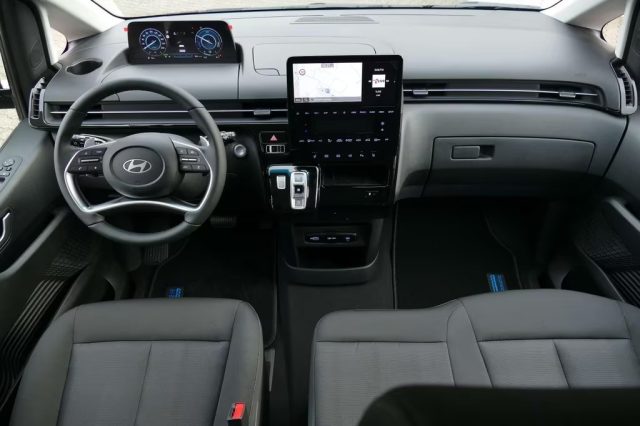 HYUNDAI Staria usata, con Boardcomputer