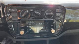 VOLKSWAGEN up! usata, con USB