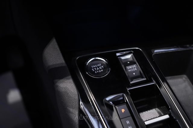 PEUGEOT 3008 usata, con Volante multifunzione