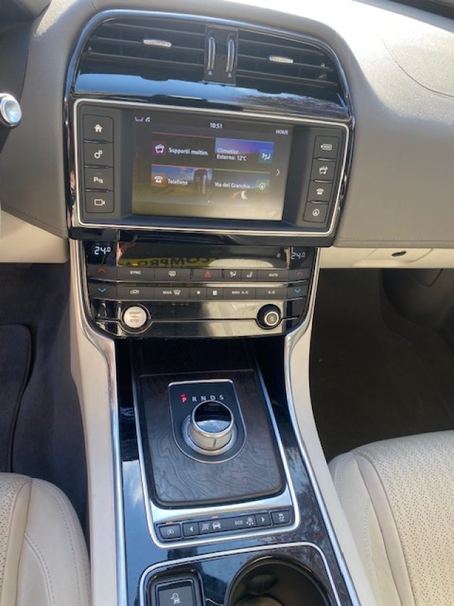 JAGUAR XE usata, con Fendinebbia