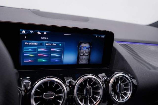 MERCEDES-BENZ GLA 200 usata, con Touch screen