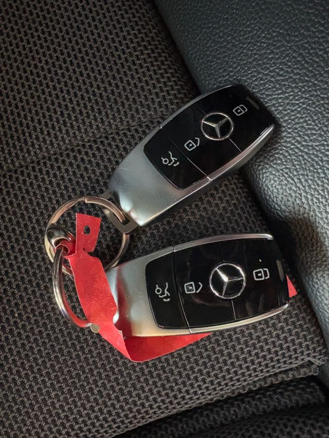 MERCEDES-BENZ E 200 usata, con Park Distance Control