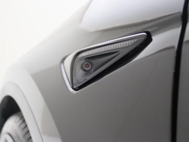 TESLA Model Y usata, con Luci diurne LED