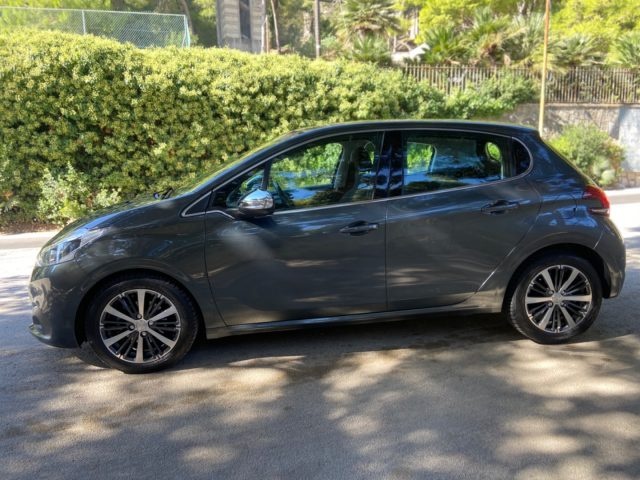 PEUGEOT 208 usata, con Autoradio