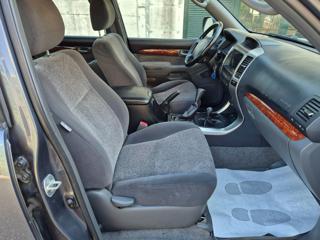 TOYOTA Land Cruiser usata, con Sedile posteriore sdoppiato