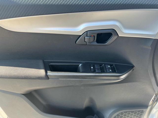 MAHINDRA KUV100 usata, con Autoradio digitale