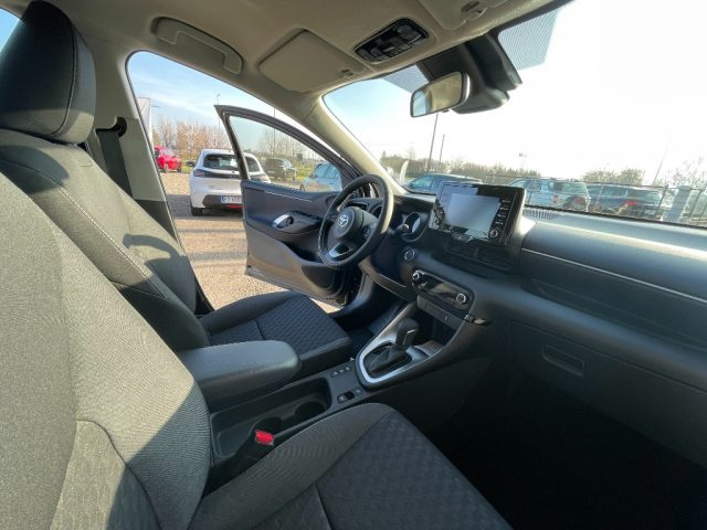 TOYOTA Yaris usata, con Fari LED