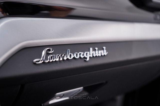 LAMBORGHINI Urus usata, con Apple CarPlay