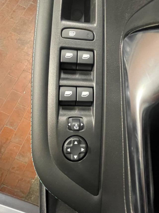 PEUGEOT 208 usata, con Sensori di parcheggio posteriori