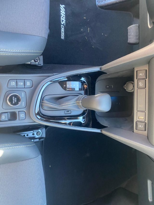 TOYOTA Yaris Cross usata, con Autoradio digitale