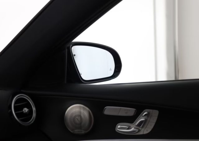 MERCEDES-BENZ E 220 usata, con Portellone posteriore elettrico