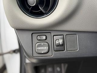 TOYOTA Yaris usata 26