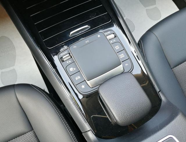 MERCEDES-BENZ GLA 180 usata, con Leve al volante