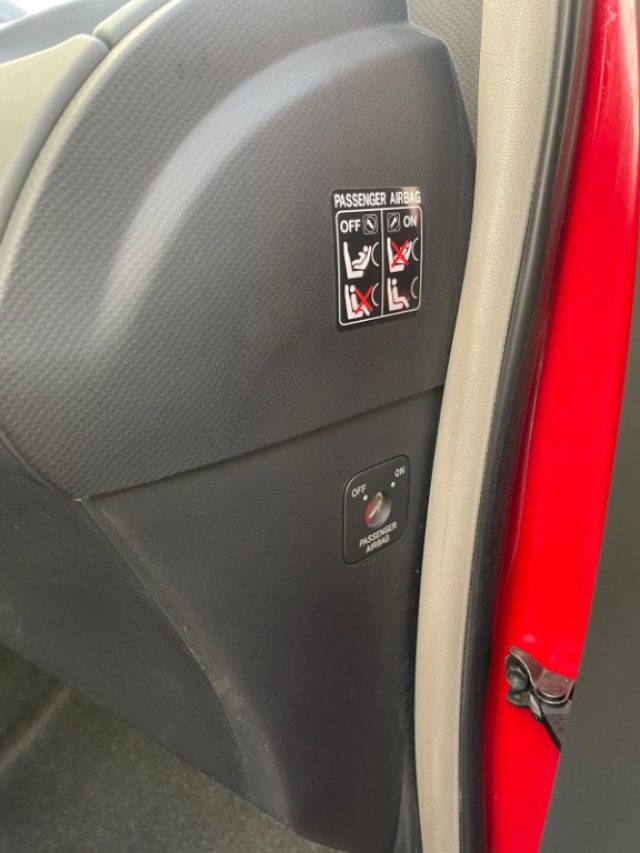 TOYOTA Yaris usata, con Lettore CD